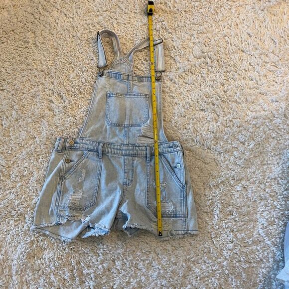 Hollister Women's Distressed Boyfriend Denim Short Overall. Light Blue. Medium - Picture 13 of 14
